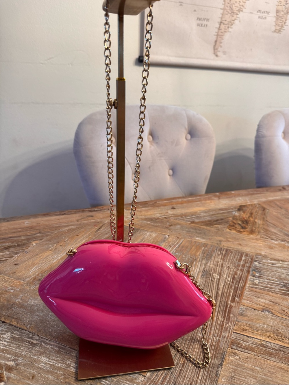 Lip-Shaped Crossbody Bag with Gold Chain